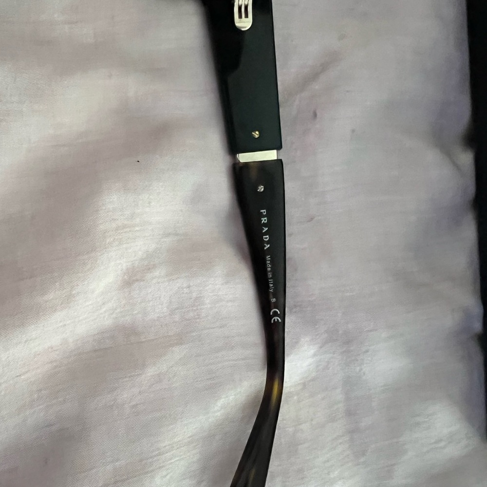 Prada sunglasses like new. Comes with case, box, eyeglass cloth and cary case. - Picture 4 of 9